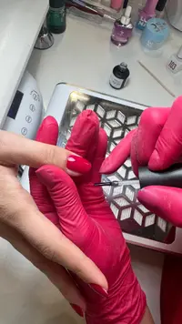 Aanbrengen van nagellak in de Aesthetic Lab-studio